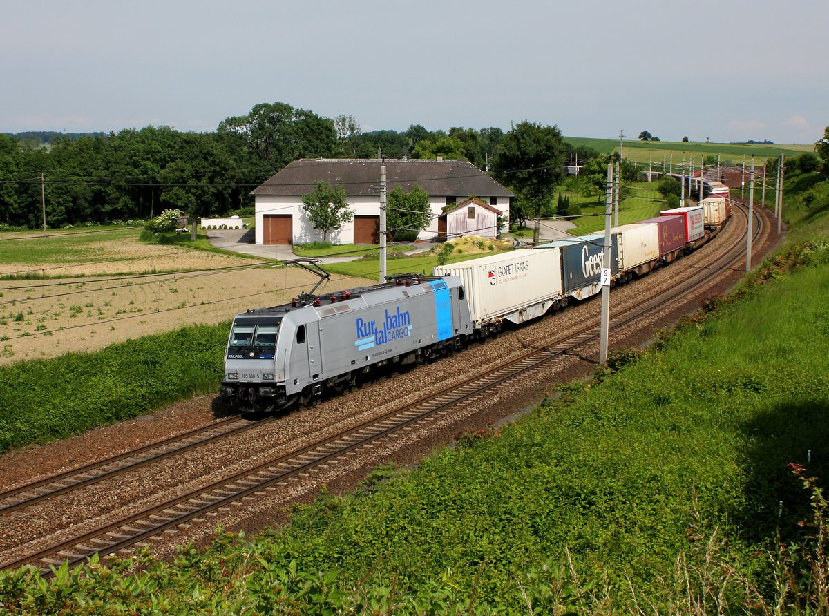 Die 185 690 mit einem KLV-Zug am 31.05.2015 unterwegs bei Haiding.