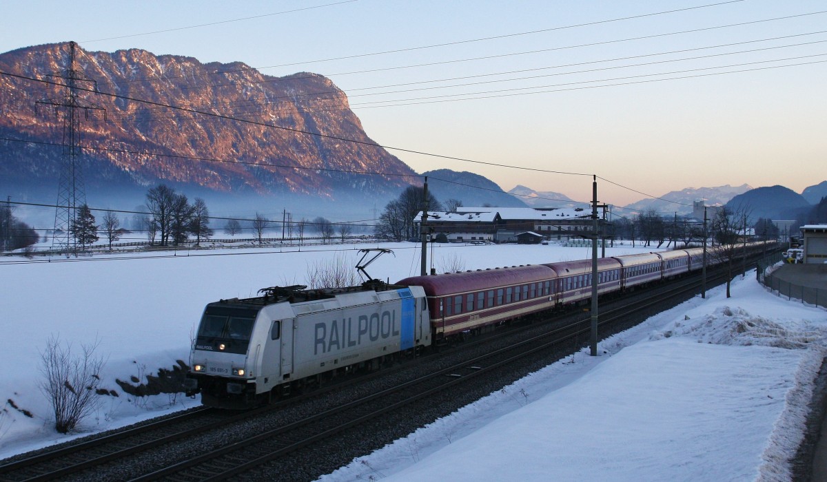 Die 185 691-3 von Railpool ist am 14.2.2015 mit dem Schneeexpress von Hamburg nach Bludenz/Mallnitz Obervellach unterwegs. Hier bei Sonnenaufgang in Tirol, zwischen Kirchbichl und Wörgl. Der Zug wird in Wörgl geteilt. Am Ende des Zuges hängt 186 288-7 von Lokomotion.