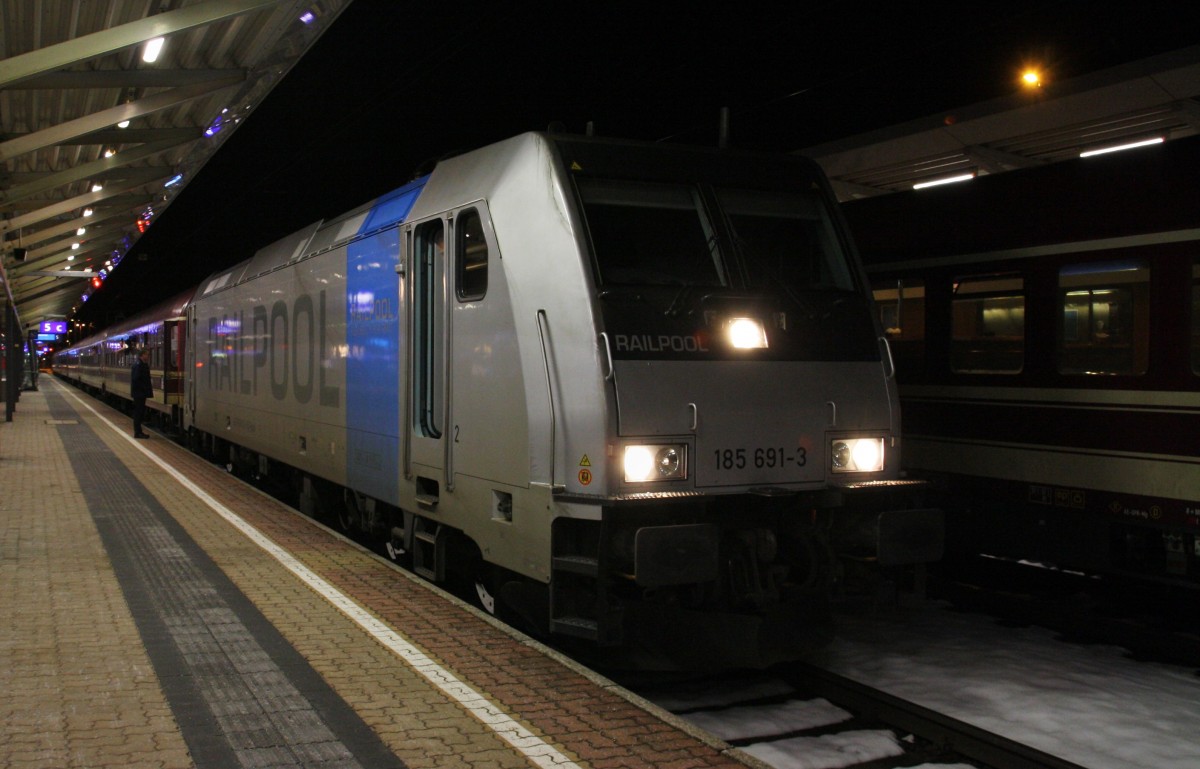 Die 185 691-3 von Railpool fährt am Abend des 10.1.2015 mit dem Schneeexpress von Bludenz in den Bahnhof Wörgl ein. Nebenan auf Gleis 6 steht der andere Zugteil des Sonderzugs nach Hamburg. Beide Zugteile werden in Wörgl zusammengehängt und fahren nach Hamburg Hbf.