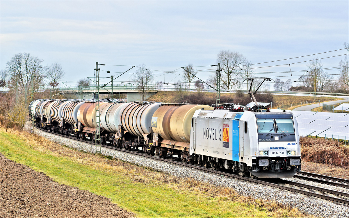 Die 185 697 fährt in Langenisarhofen mit einem Ethanolzug vorbei.Bild 5.1.2018