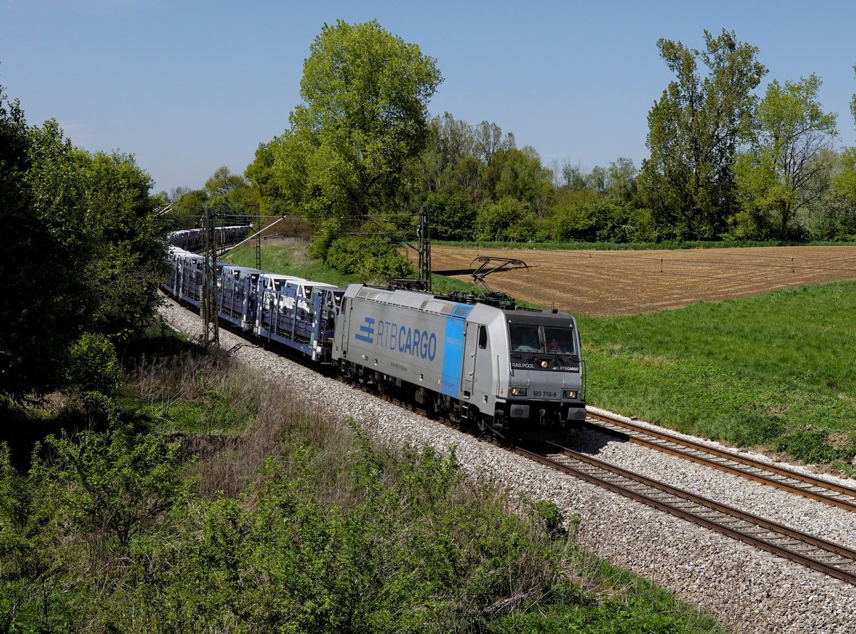 Die 185 716 mit einem Autozug am 06.05.2017 unterwegs bei Langenisarhofen.