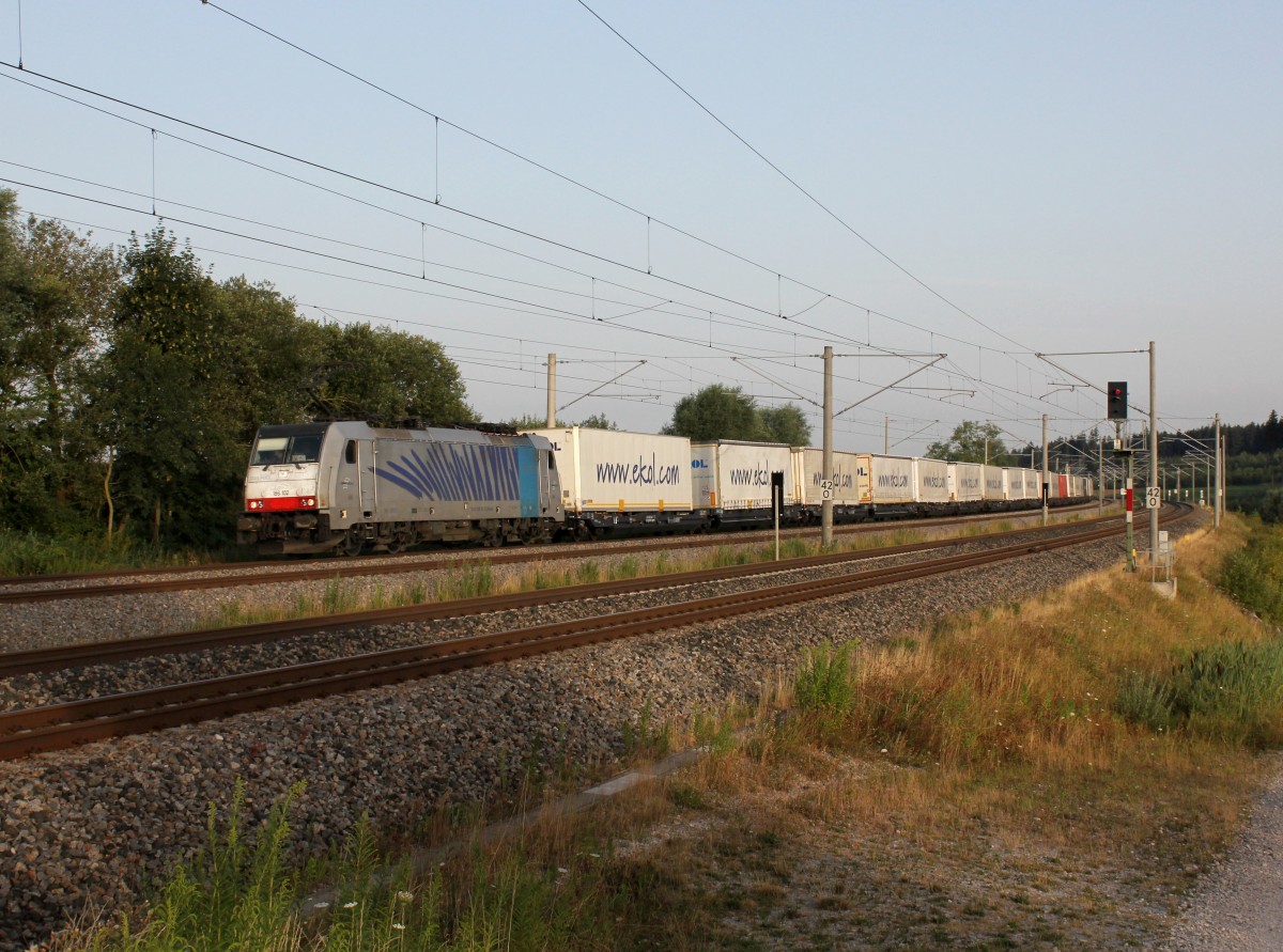 Die 186 102 mit einem KLV-Zug am 03.08.2013 unterwegs bei Hochdorf.