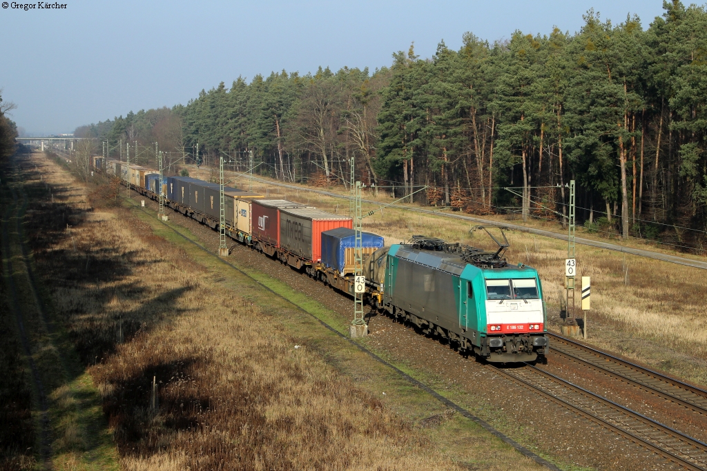 Die 186 132 mit einem Containerzug Richtung Süden bei Graben-Neudorf (31.01.2014).