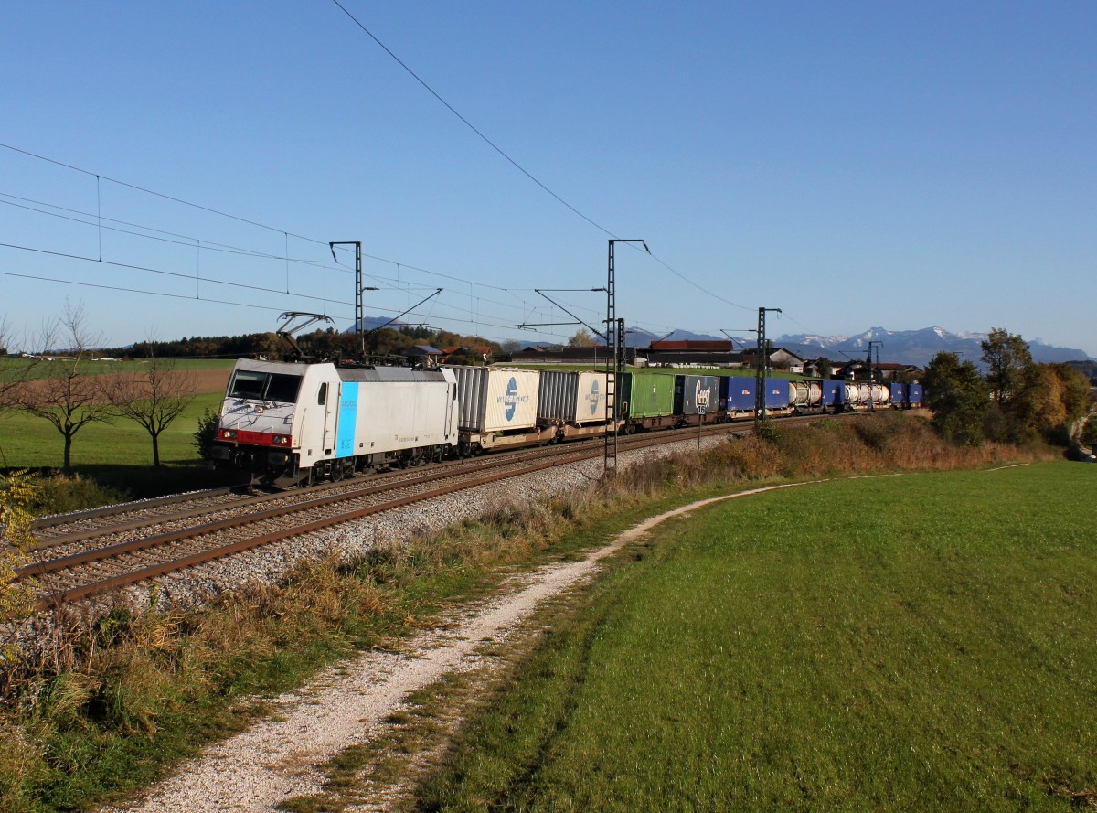 Die 186 139 mit einem Umgeleiteten KLV-Zug am 02.11.2014 unterwegs bei Teisendorf.