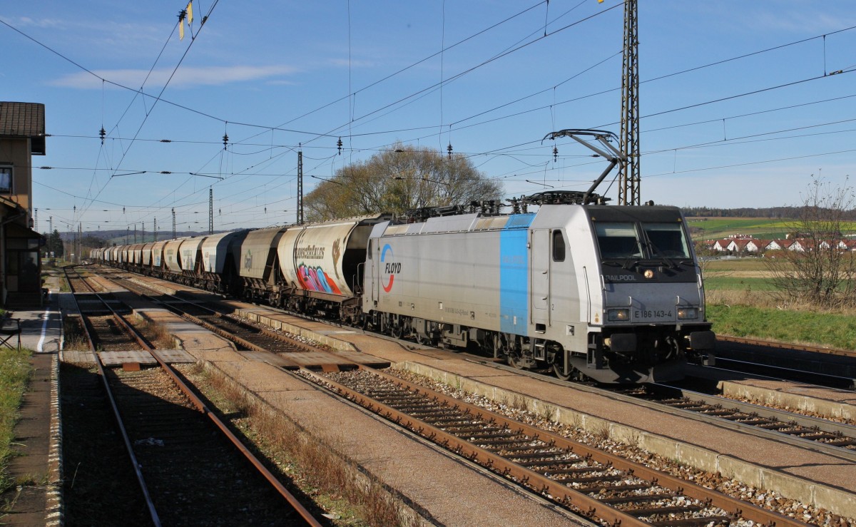 Die 186 143-4 der Firma Floyd durchfhrt am 8.11.2013 mit einem Zementzug den Bahnhof Kirchstetten Richtung Wien.
