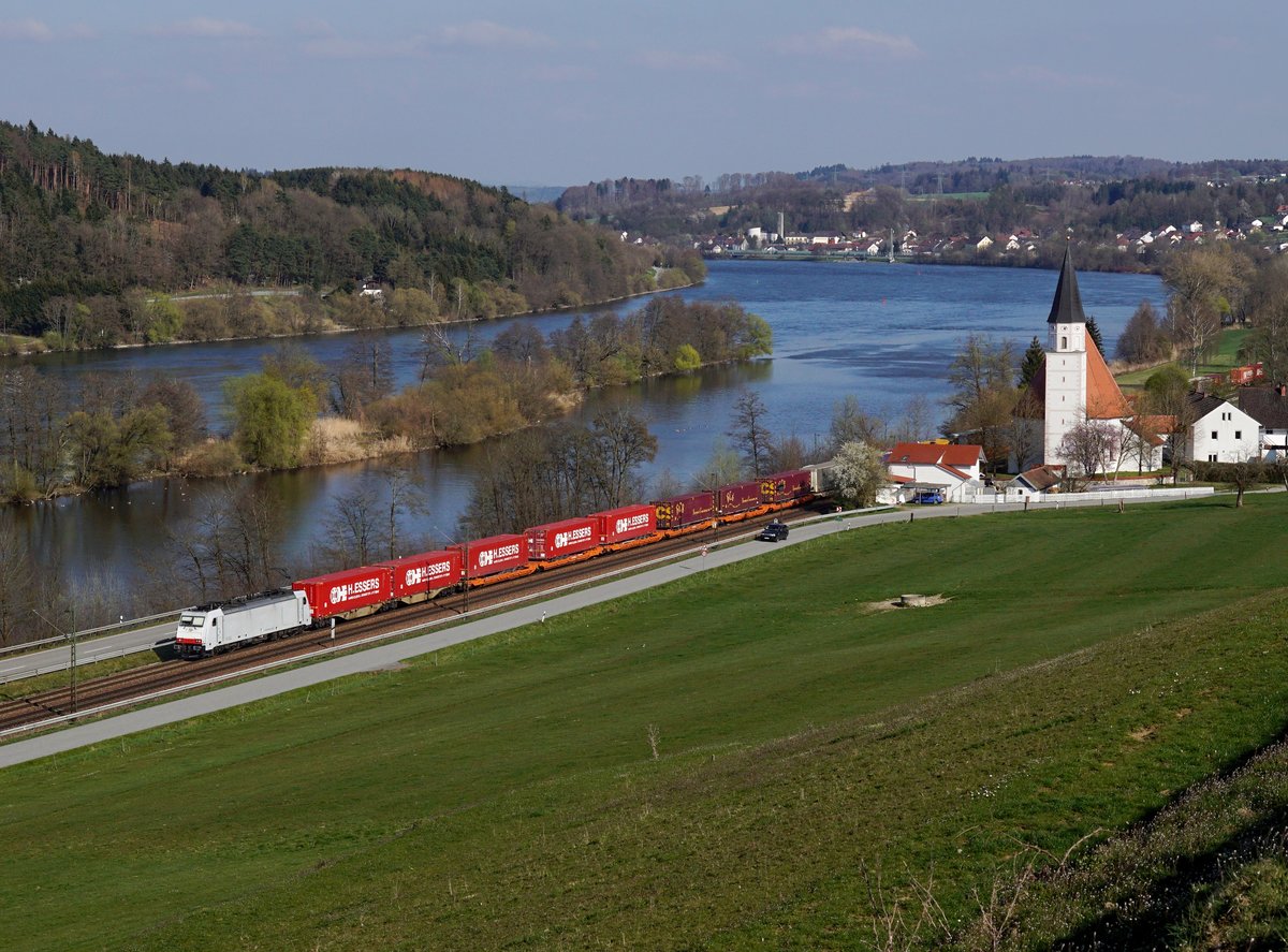 Die 186 148 mit einem KLV-Zug am 07.04.2019 unterwegs bei Hausbach.