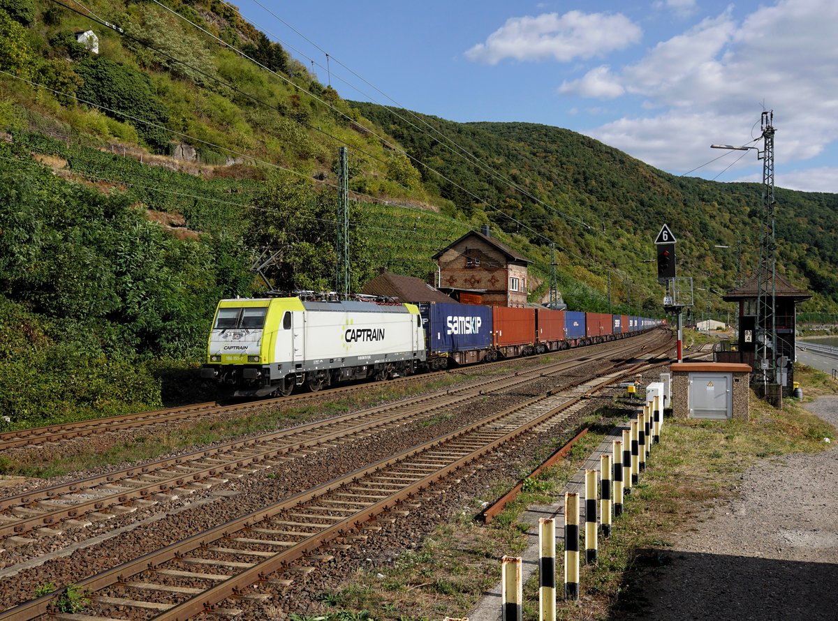 Die 186 151 mit einem Containerzug am 01.09.2018 bei der Durchfahrt in Kaub.