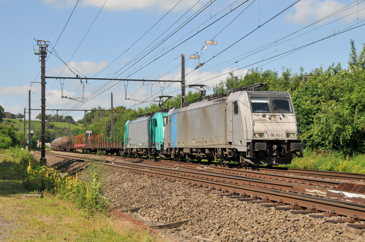 Die 186 182-2 und 186 234 alias 2842 von Lineas ziehen einen gemischten Güterzug durch Bassenge Richtung Visé und Aachen-West. Aufgenommen am 20/06/2018.