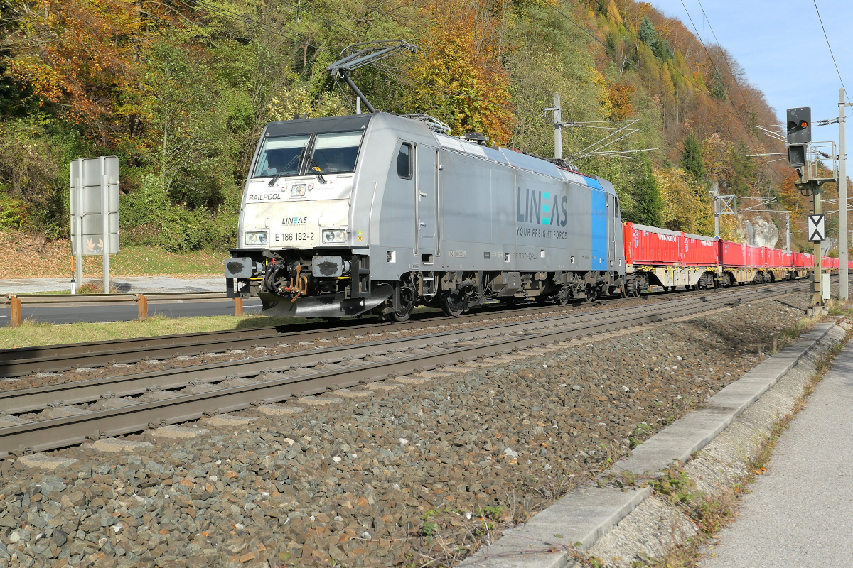 Die 186 182 der Railpool, vermietet an die belgische Güterbahn Lineas, hat gerade die Staatsgrenze von Bayern nach Österreich passiert und befindet sich schon auf dem Gebiet von Kufstein. Rechts sieht man das Einfahr-Vorsignal von Kiefersfelden.
Kufstein in Tirol, Mittwoch, 9. November 2023, 11.57 Uhr.