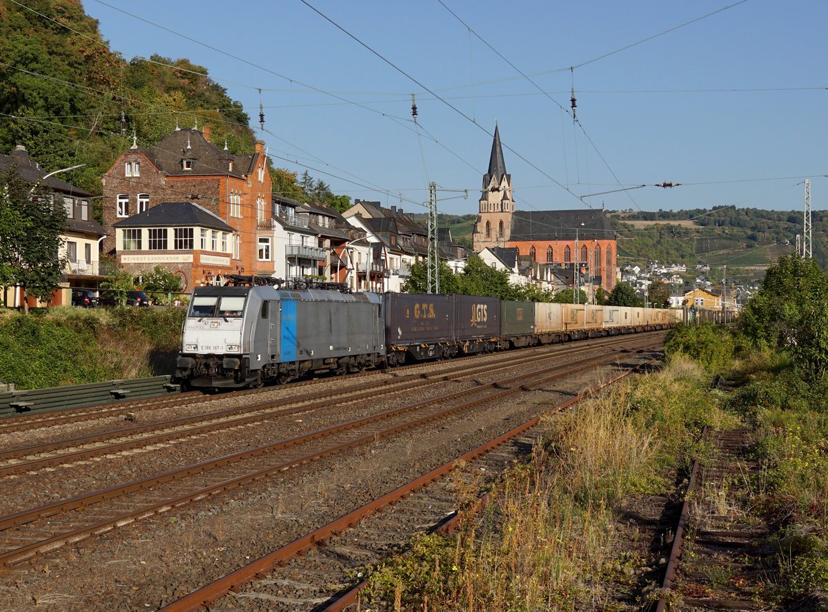 Die 186 187 mit einem Containerzug am 02.09.2018 bei der Durchfahrt in Oberwesel.