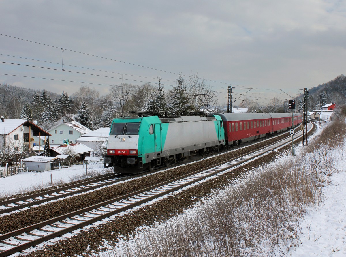 Die 186 241 mit einem Flüchtlingszug am 16.01.2016 unterwegs bei Seestetten.