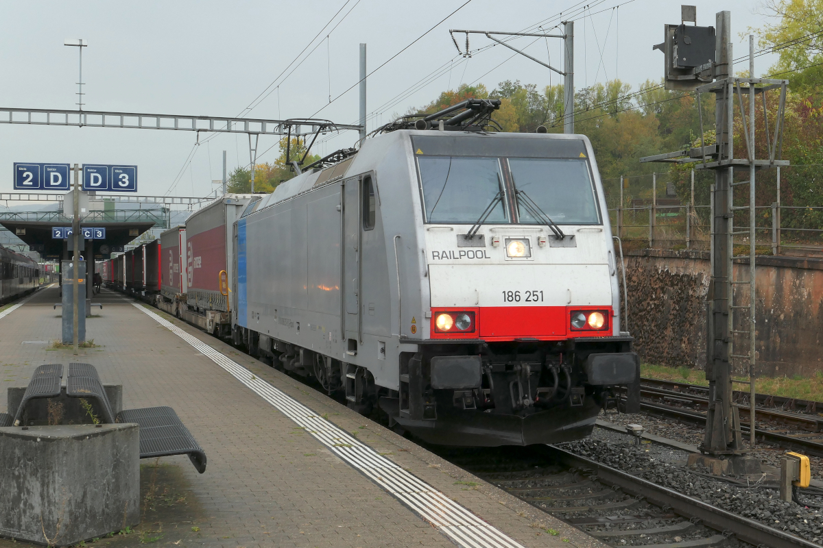 Die 186 251-5 D-Rpool - in Diensten der TXL - hat einen kurzen Aufenthalt im Bahnhof Frick auf ihrem Weg durch die Schweiz. Die Zeit hat gerade für ein paar Fotos gereicht.
Frick, Mi., 18.10.2023