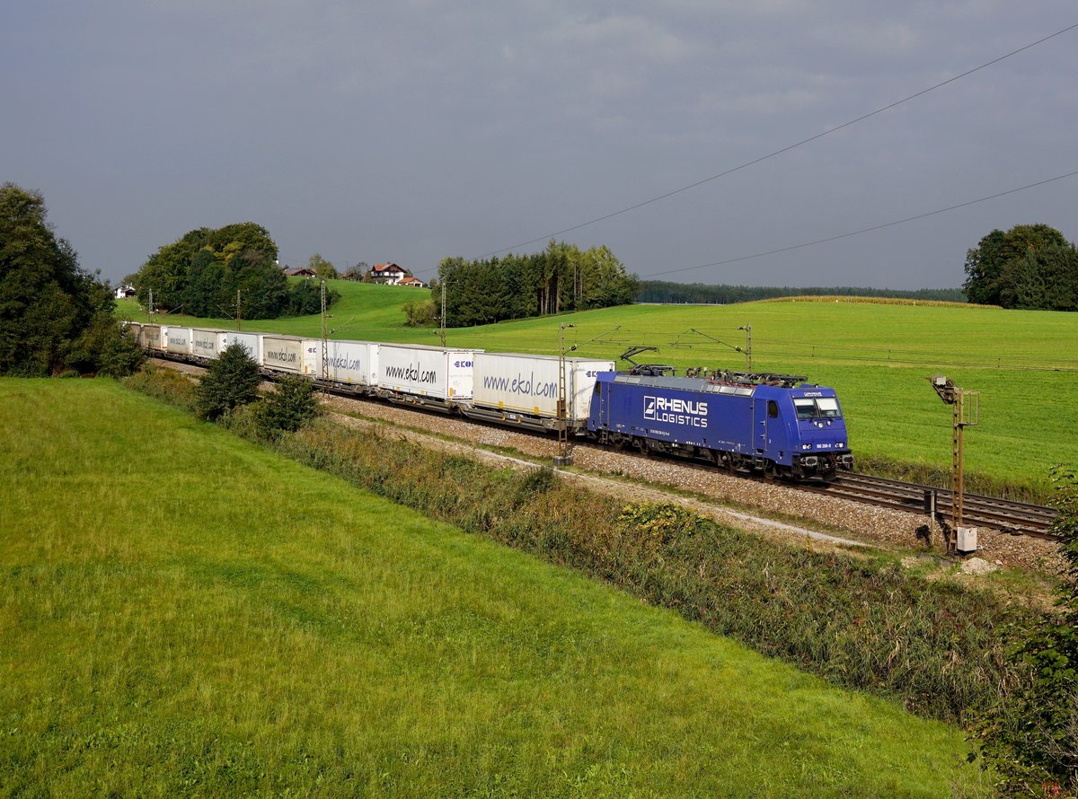 Die 186 268 mit einem KLV-Zug am 23.09.2017 unterwegs bei Straß.