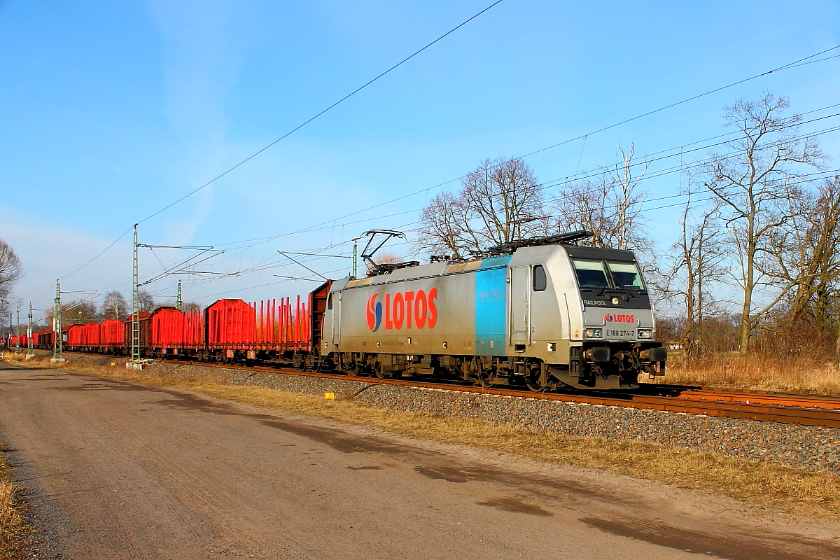 Die 186 274-7 der Railpool im Dienste der Lotos Kolej Sp. z.o.o.-Gdansk mit einem Mischer am 23.02.2018 in Nassenheide.