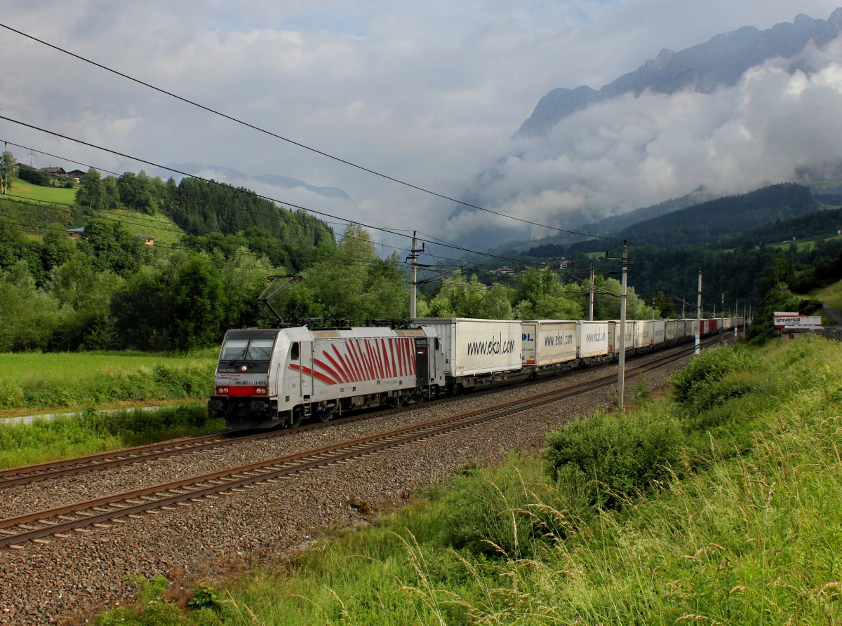 Die 186 281 mit einem KLV-Zug am 21.06.2014 unterwegs bei Pfarrwerfen.