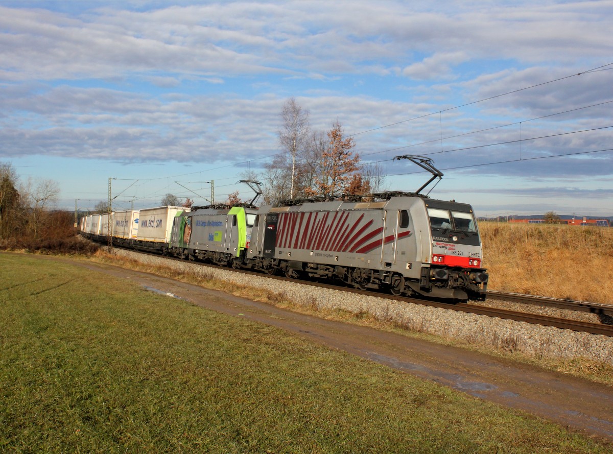 Die 186 281 und die Re 486 510 mit einem KLV-Zug am 23.12.2013 unterwegs bei Ostermünchen.