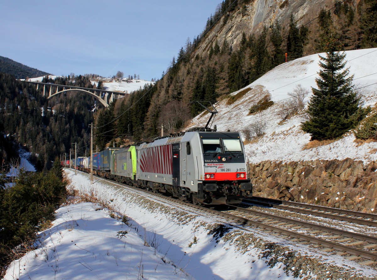 Die 186 281 und die Re 486 503 mit einem KLV-Zug am 06.02.2016 unterwegs bei St. Jodok.