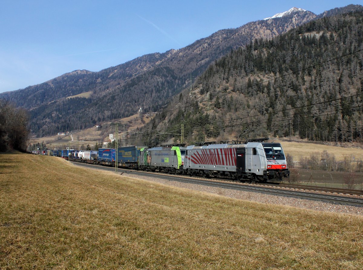 Die 186 281 und die Re 486 503 mit einem KLV-Zug am 06.02.2016 unterwegs bei Mules.