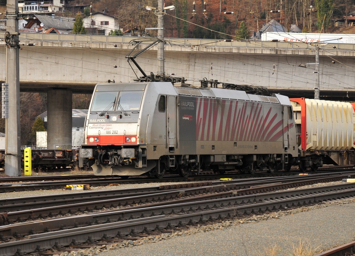 Die 186 282 vom Eisenbahnverkehrsunternehmen (EVU) Rail Traction Company Spa mit einem Güterzug bei der Einfahrt in den Bahnhof Kufstein am 08.02.14.

