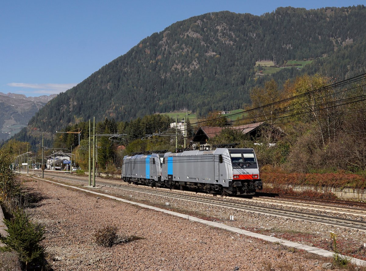 Die 186 283 und die 186 290 am 12.10.2017 bei der Durchfahrt in Campo di Trens.