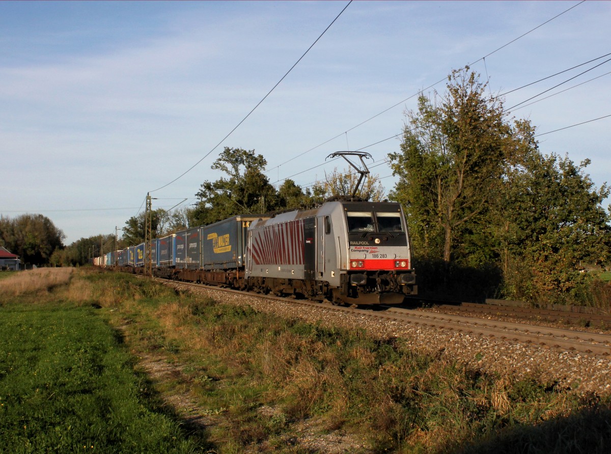 Die 186 283 mit einem KLV-Zug am 18.10.2014 unterwegs bei Happing.