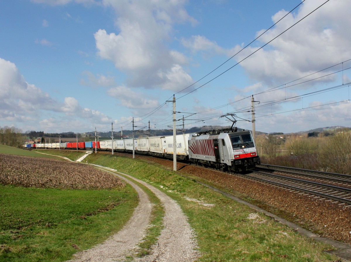 Die 186 283 mit einem Umgeleiteten KLV-Zug am 03.04.2015 unterwegs bei Haiding.