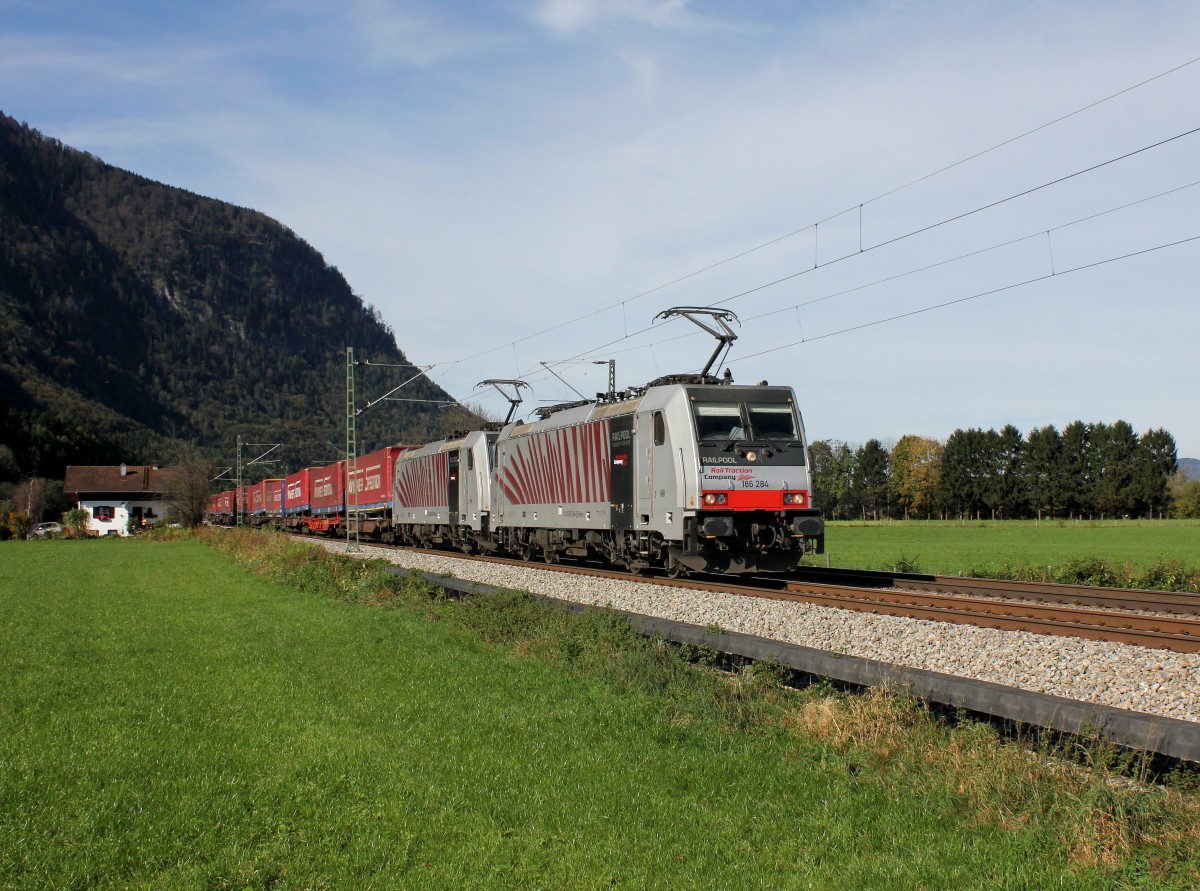 Die 186 284 und die 186 282 mit einem KLV-Zug am 18.10.2014 unterwegs bei Niederaudorf.