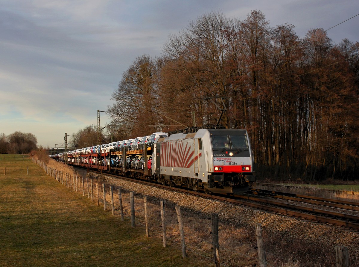 Die 186 284 mit einem Autozug am 15.02.2014 unterwegs bei Vogl.