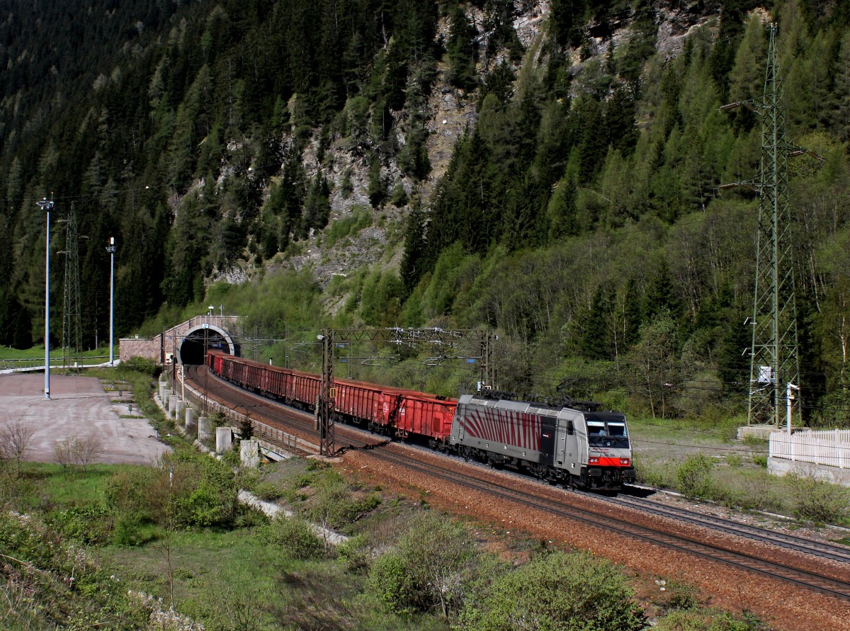 Die 186 284 mit einem Schrottzug am 14.05.2013 unterwegs bei Brennero.