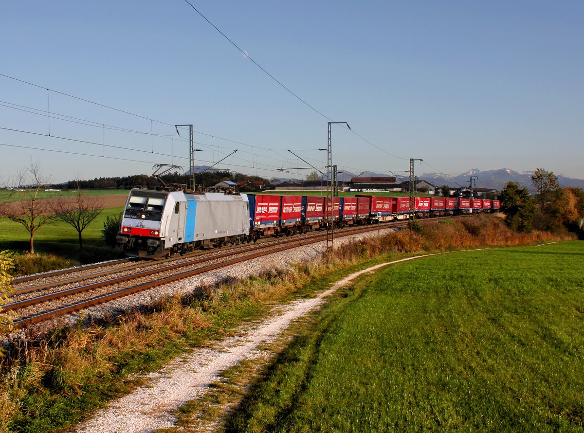 Die 186 286 mit einem KLV-Zug am 02.11.2014 unterwegs bei Teisendorf.