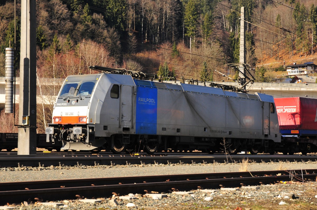 Die 186 286 von Railpool mit einem Güterzug der Winner Spedition bei der Einfahrt in den Bahnhof Kufstein am 08.02.14.