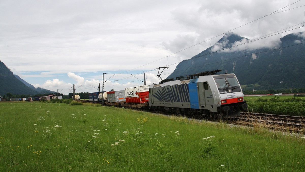 Die 186 287-9 von Lokomotion fährt am Nachmittag des 24.6.2014 bei Niederaudorf mit einem KLV Richtung Italien, hier kurz vor Kufstein. In Kufstein ist Lokwechsel.