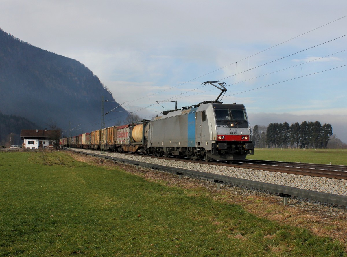 Die 186 288 mit einem KLV-Zug am 18.01.2014 unterwegs bei Niederaudorf.