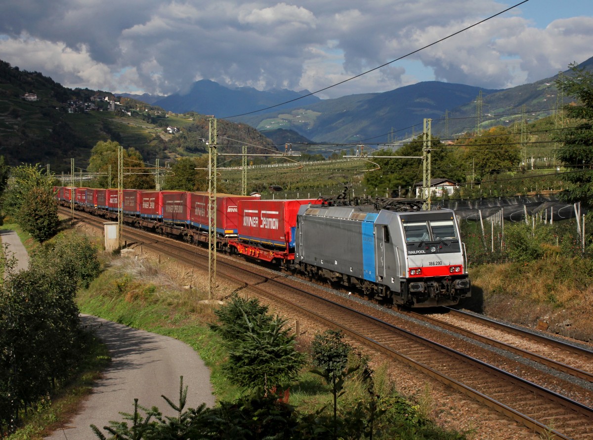 Die 186 290 mit einem KLV-Zug am 02.10.2014 unterwegs bei Albes.