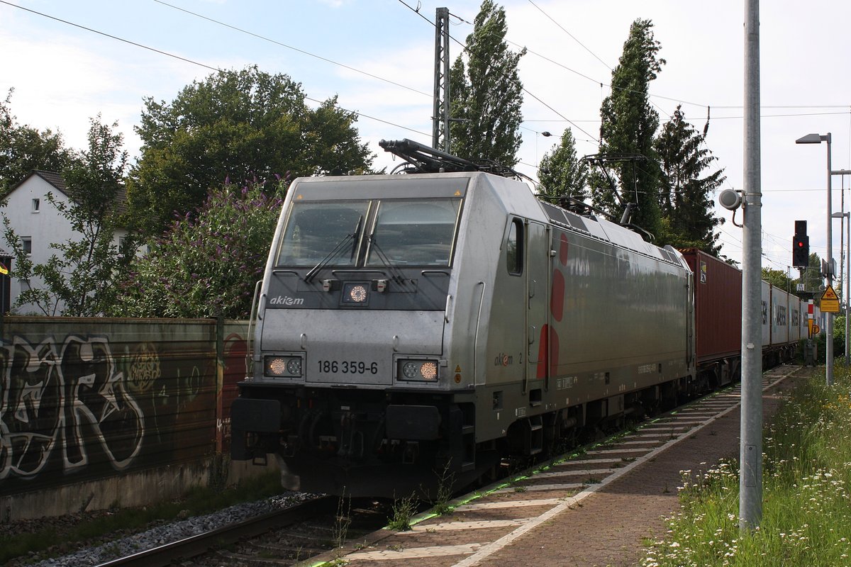 Die 186 359-6 von Akiem mit einem Güterzug aus Köln kommend durch Niederdollendorf in Richtung Koblenz und weiter in denn Süden.

Niederdollendorf
26.07.2020