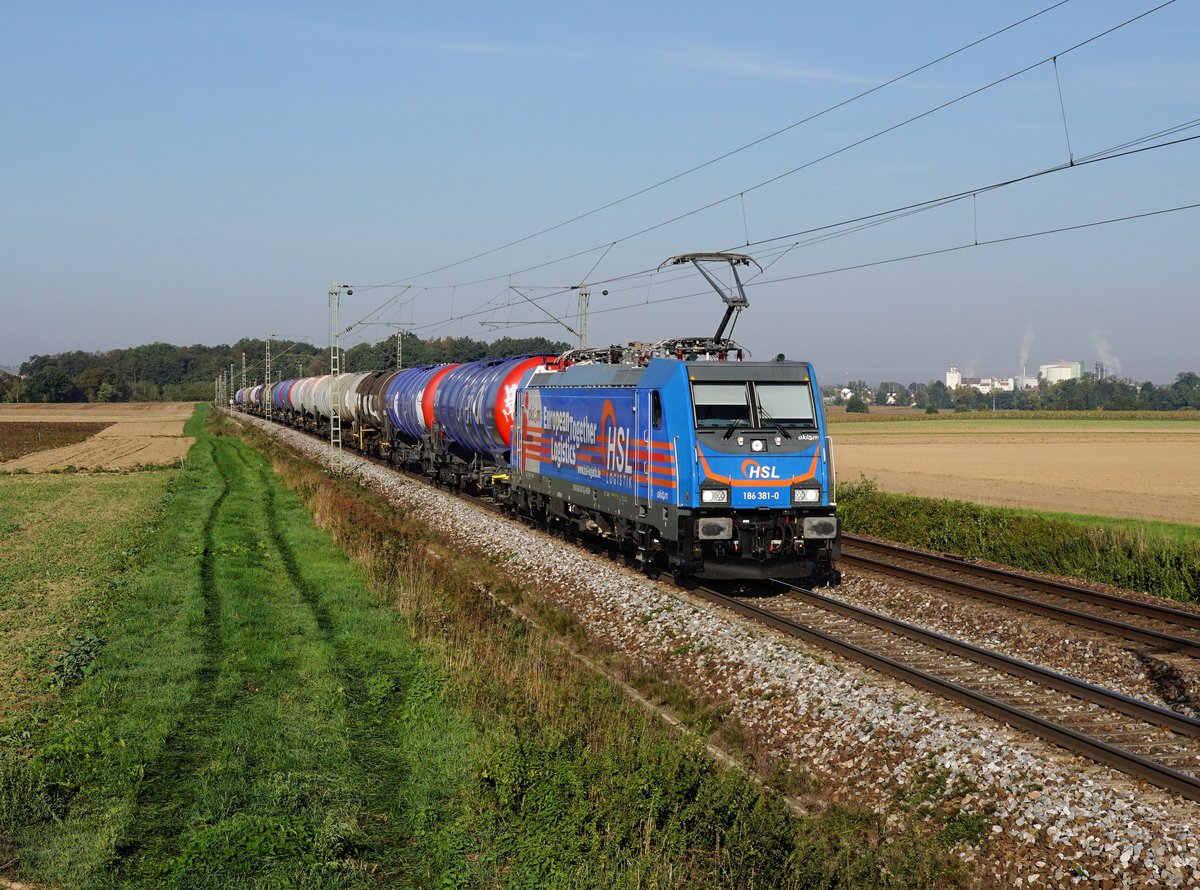 Die 186 381 mit einem Kesselzug am 16.09.2018 unterwegs bei Sünching.