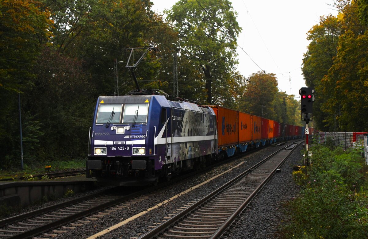 Die 186 423 der RTB Cargo durchfährt am 18.10.2022 mit einem Containerganzzug den Bahnhof Brühl im Süden von Köln in Richtung Bonn.
Vor 22 Jahren am 6. Februar 2000 entgleiste genau hier der Nachtzug D203 und nein Menschen kamen ums Leben.