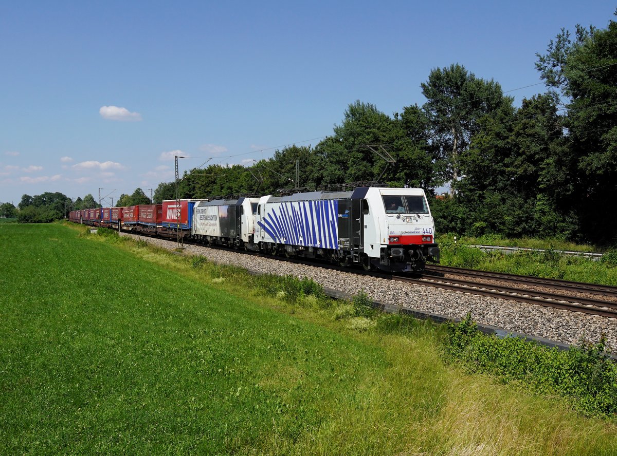 Die 186 440 und die 186 443 mit einem KLV-Zug am 16.06.2018 unterwegs bei Raubling.