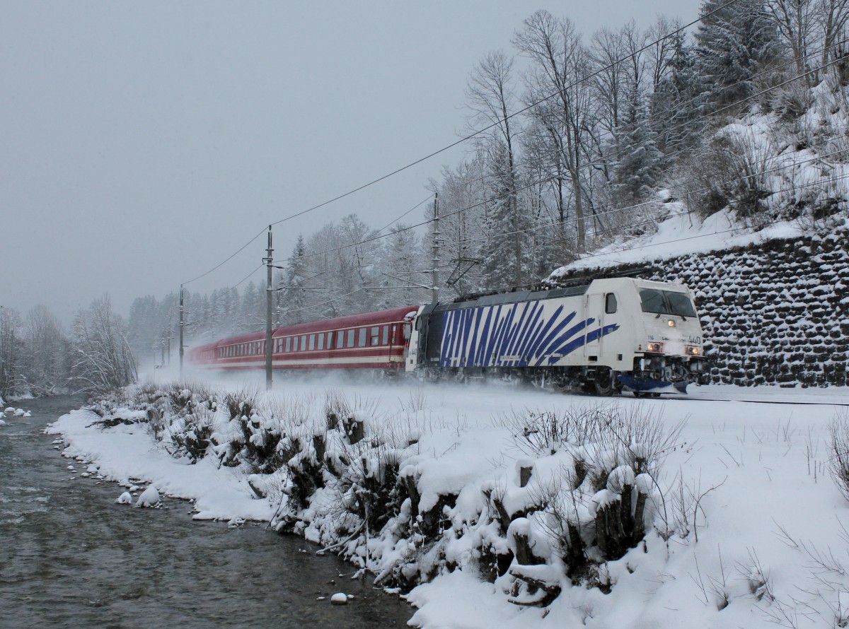 Die 186 440 mit einem Turnuszug am 31.01.2015 unterwegs bei St. Johann in Tirol.