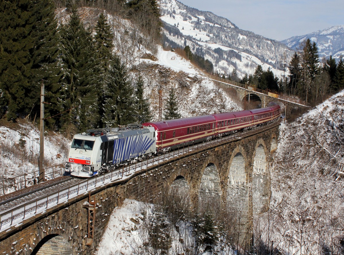 Die 186 440 mit einem Turnuszug am 31.01.2015 unterwegs bei Bad Hofgastein.