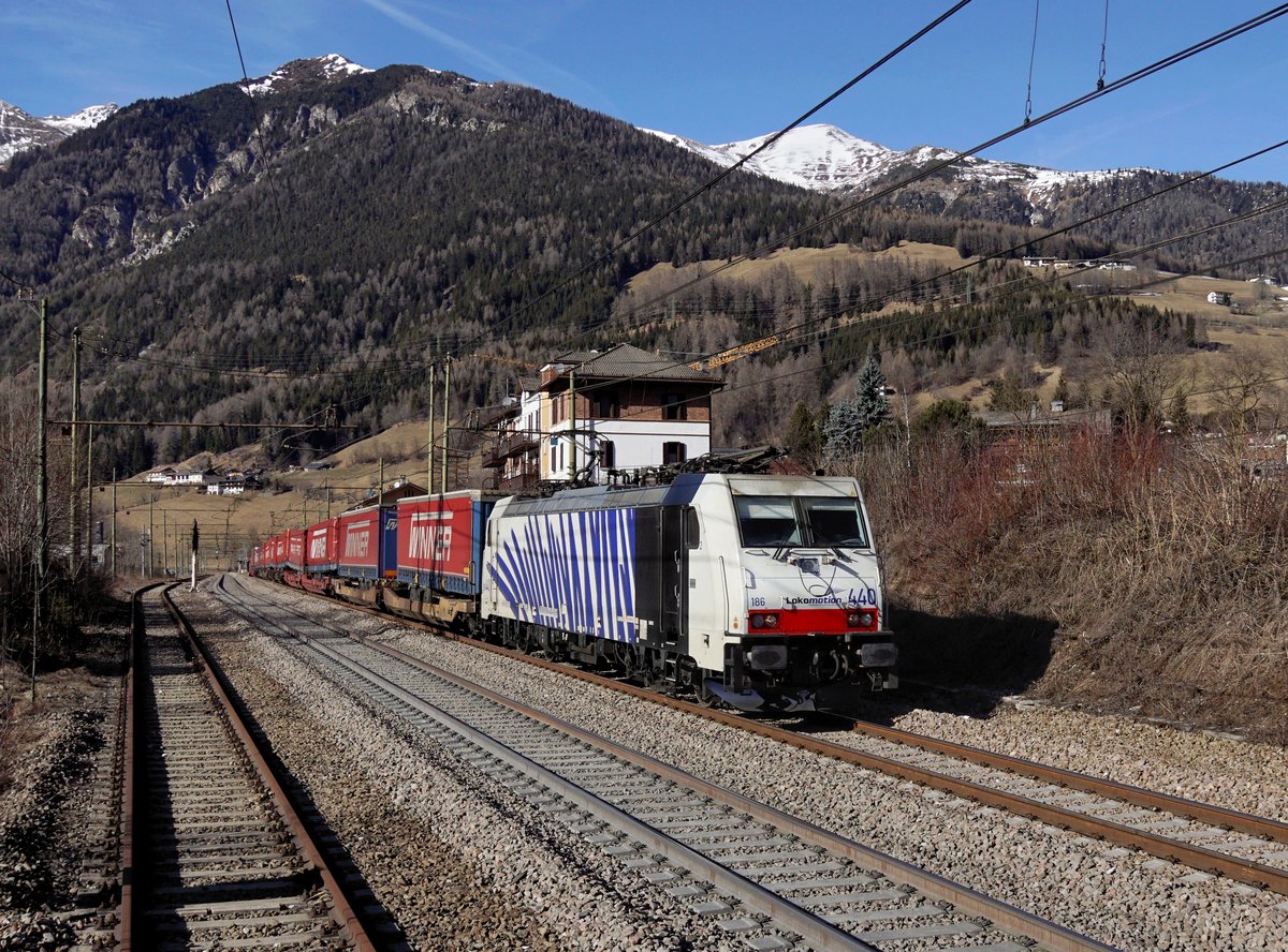 Die 186 440 mit einem KLV-Zug am 25.02.2017 bei der Durchfahrt in Gossensass.