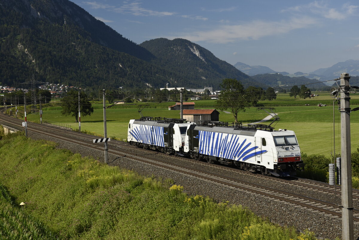 Die 186 442 und die 186 440 von Lokomotion auf der Inntalstrecke vor Kufstein, nahe der Ortschaft Langkampfen aus Richtung Brenner kommend. Aufgenommen am 28.07.22