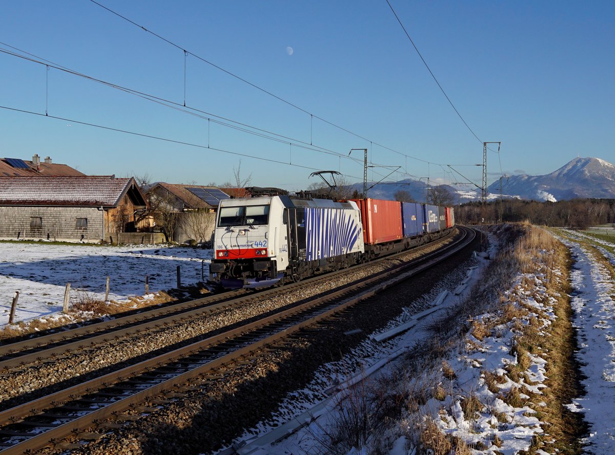 Die 186 442 mit einem KLV-Zug am 29.12.2017 unterwegs bei Straß.