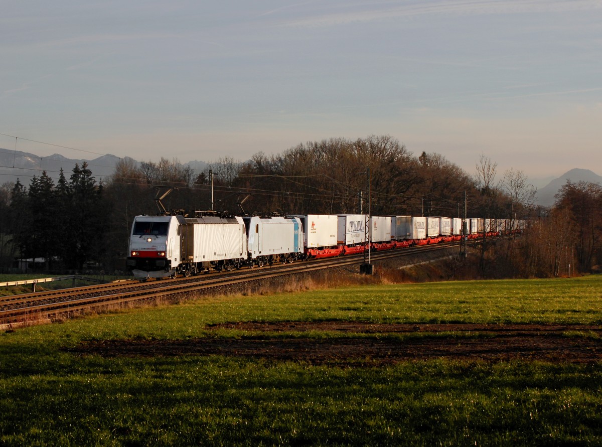 Die 186 443 und die 186 290 mit einem KLV-Zug am 13.12.2015 unterwegs bei Hilperting.