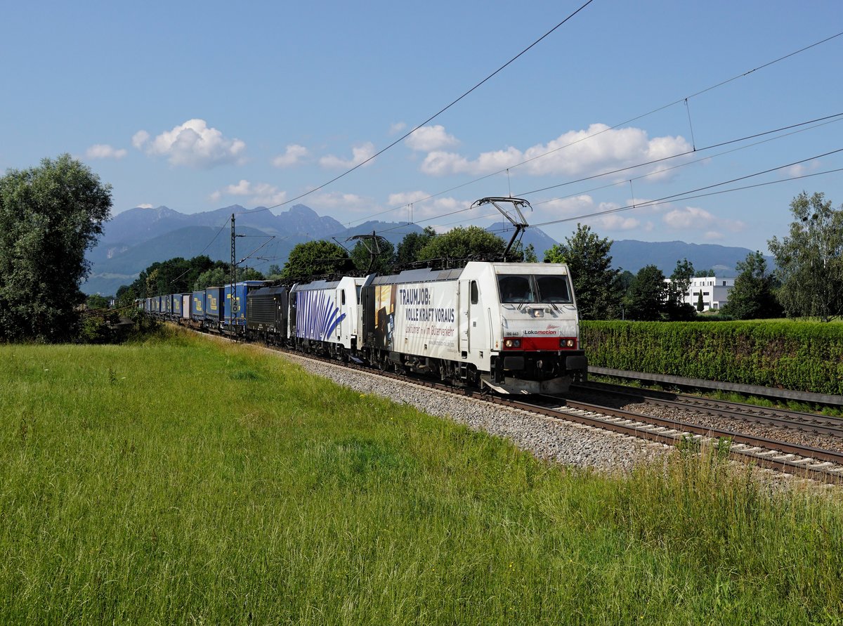 Die 186 443, die 186 440 und die ES 64 F4-023 mit einem KLV-Zug am 16.06.2018 unterwegs bei Happing.