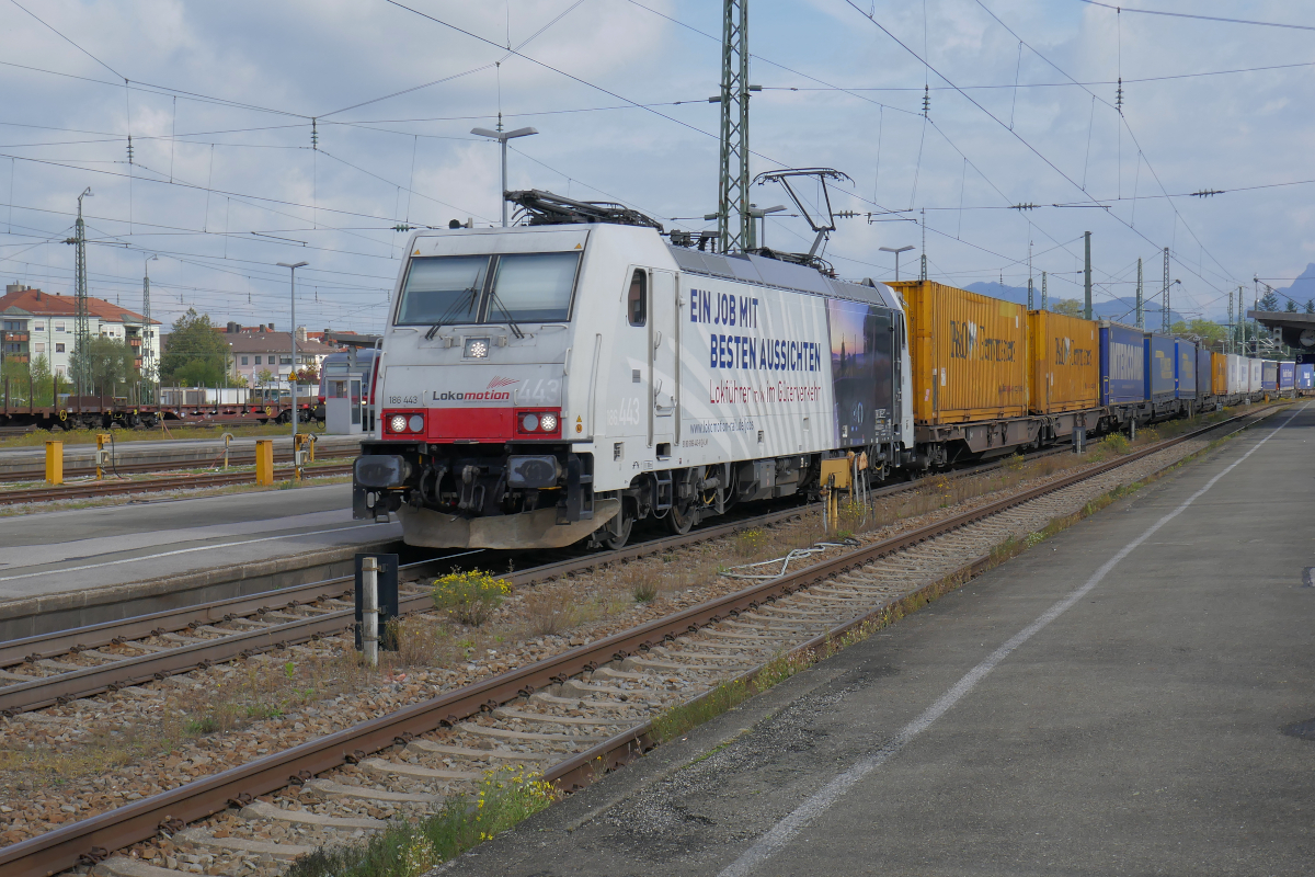 Die 186 443 der Lokomotion - mit Werbung für den Beruf des Lokführers - durchfährt Freilassing auf Gleis 4. Sie ist unterwegs aus Richtung Salzburg nach München. Es ist der 8. Oktober 2021, kurz vor 14.30 Uhr.