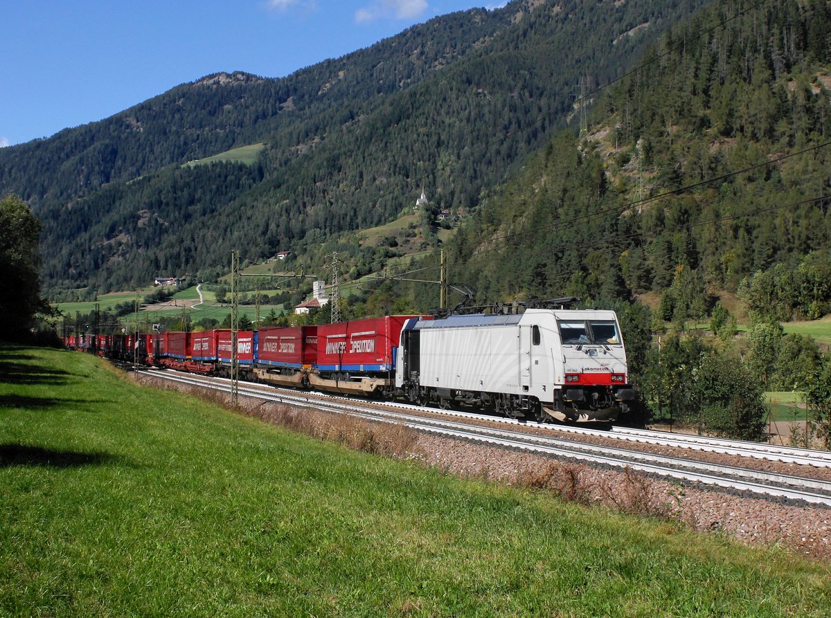 Die 186 443 mit einem KLV-Zug am 05.10.2016 unterwegs bei Mules.