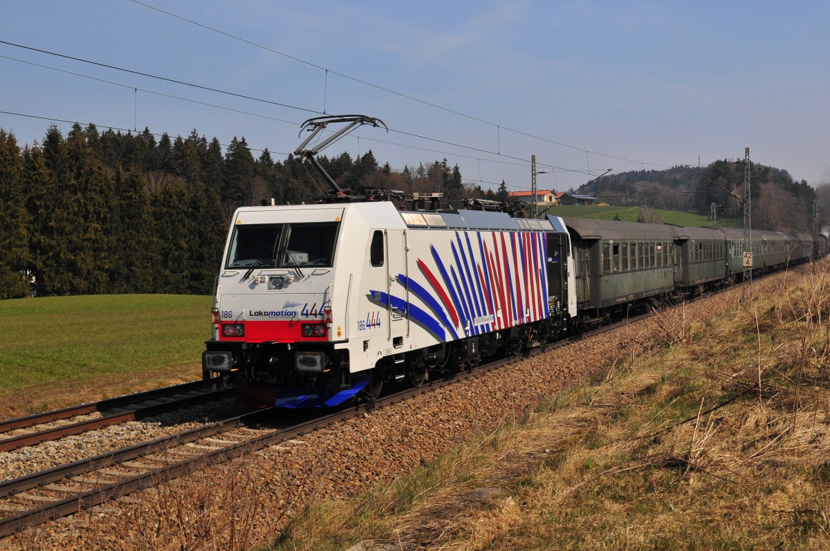 Die 186 444 von Lokomotion am Zugende des Sonderzugs der Ulmer Eisenbahnfreunde e.V.
auf dem Weg von Stuttgart nach Salzburg am 19.03.16 in der nähe von Grabenstätt.
