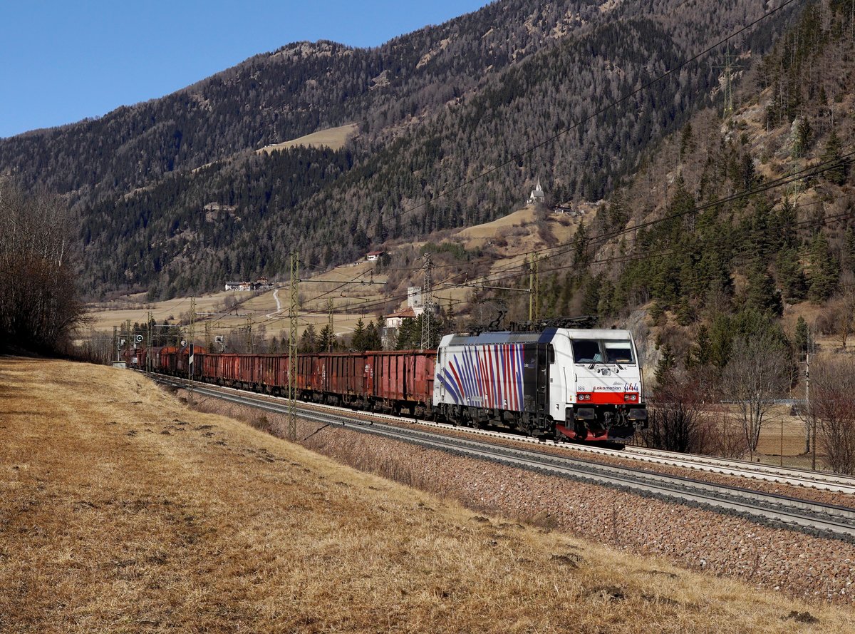 Die 186 444 mit einem Güterzug am 25.02.2017 unterwegs bei Mules.