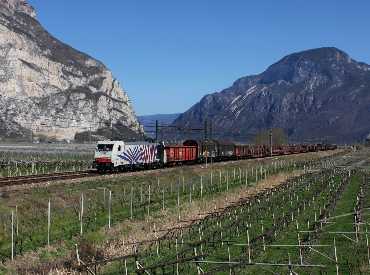Die 186 444 mit einem Güterzug am 28.03.2015 unterwegs bei Salorno.